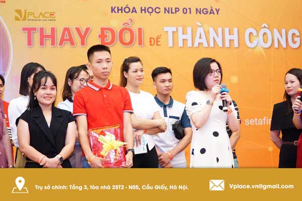 Cách MC cầm micro chuyên nghiệp: Kỹ năng cần thiết để thành công trong mọi sự kiện