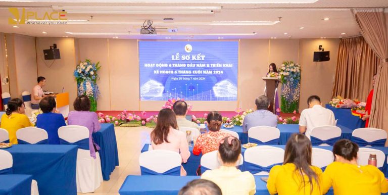 Cách kết hợp họp tổng kết & tiệc cuối năm trong cùng một không gian