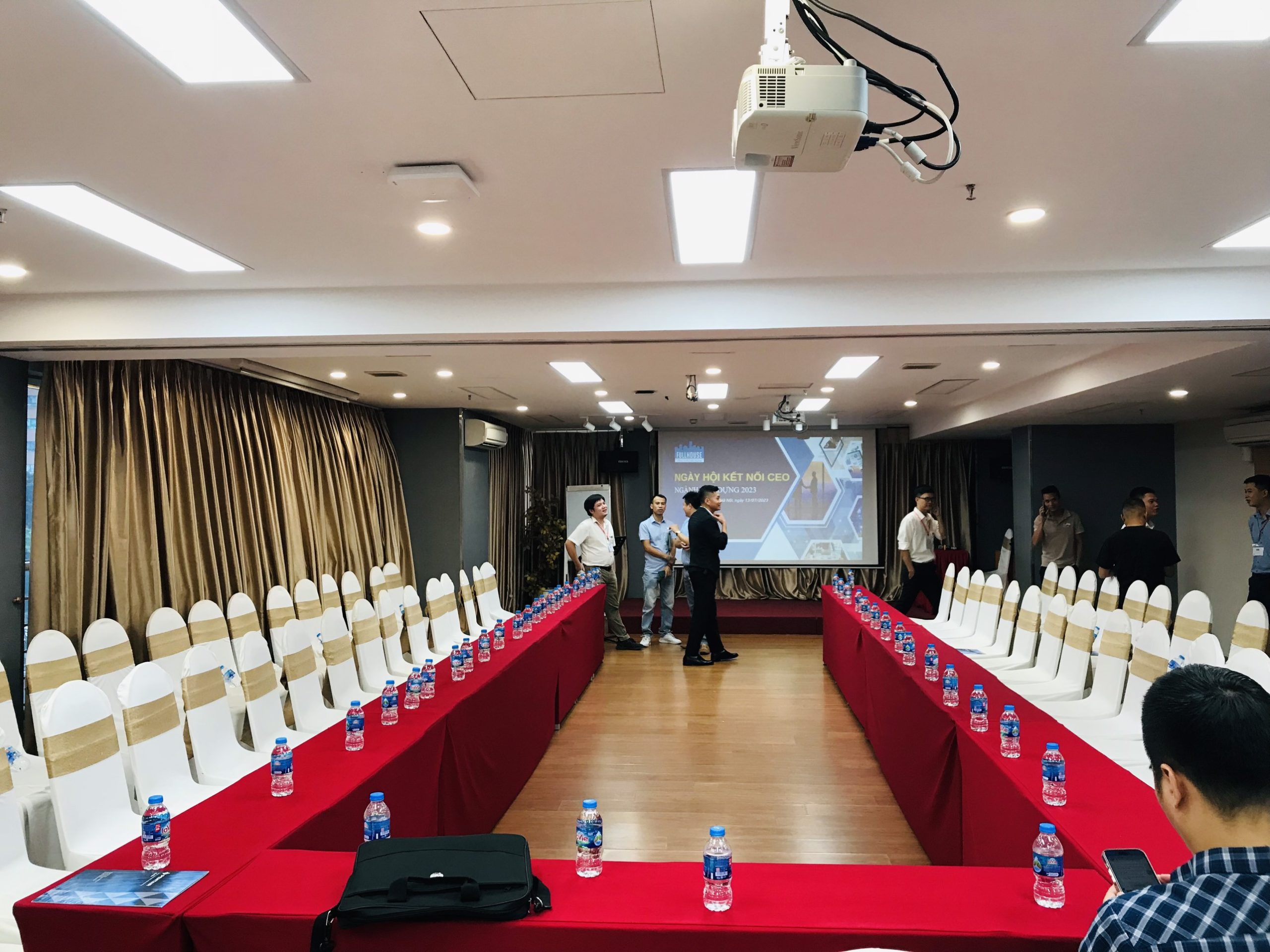 Kịch bản tổ chức sự kiện hội nghị khách hàng năm 2026 4 z4511715449465 33434ca2aa822438617b7e78cc55ee12 scaled